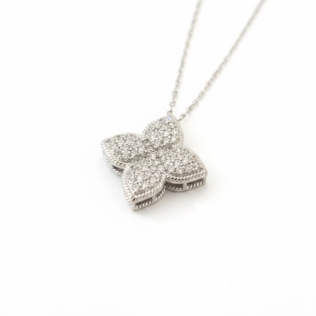 Collana Quadrifoglio in Argento 925 e Zirconi – Eleganza Brillante
