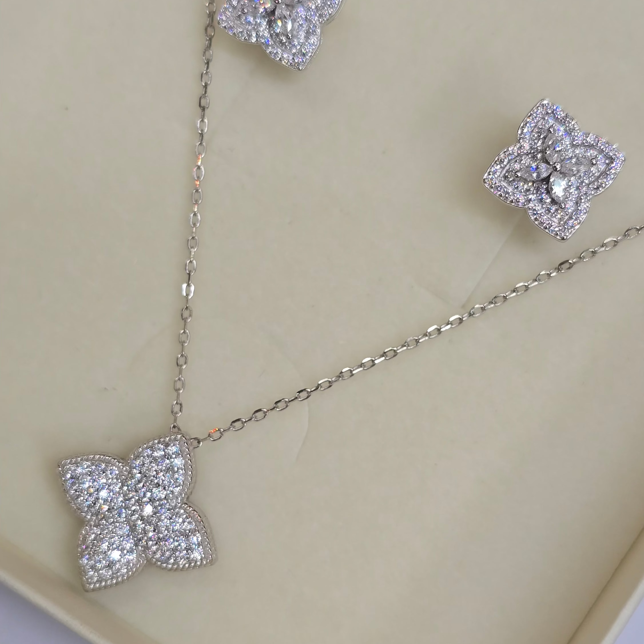 Collana Quadrifoglio in Argento 925 e Zirconi – Eleganza Brillante