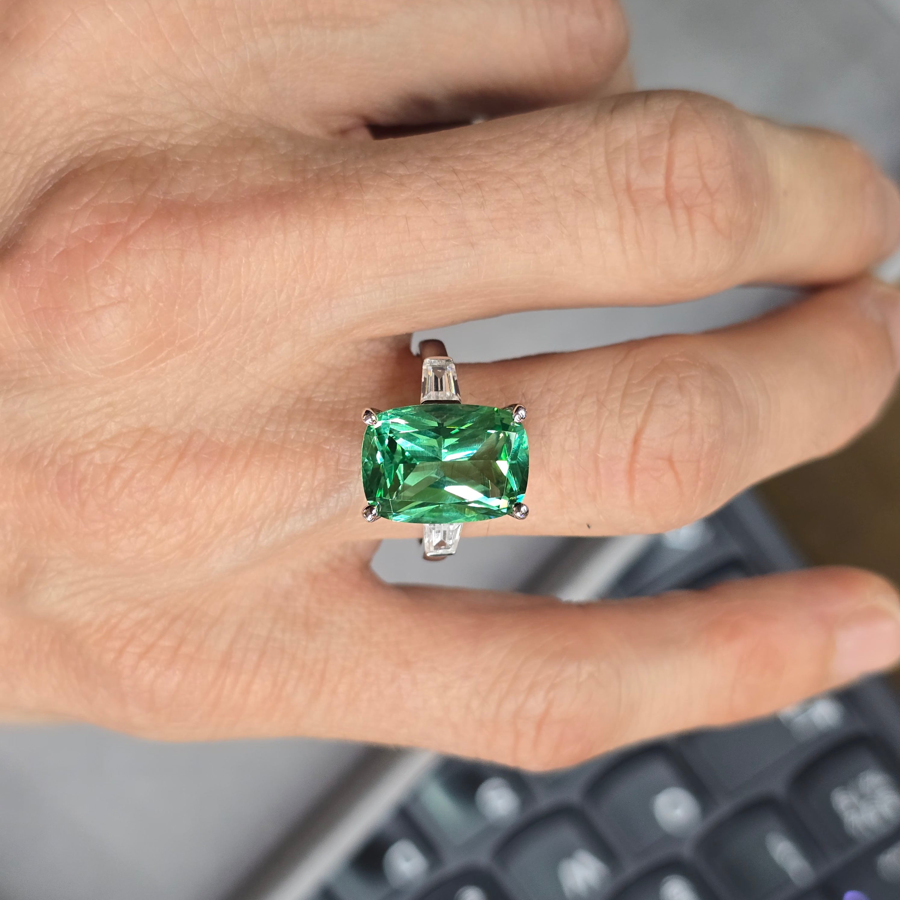 Anello Trilogy Geometrico in Argento 925 con Tormalina Verde Cushion e Trapezio