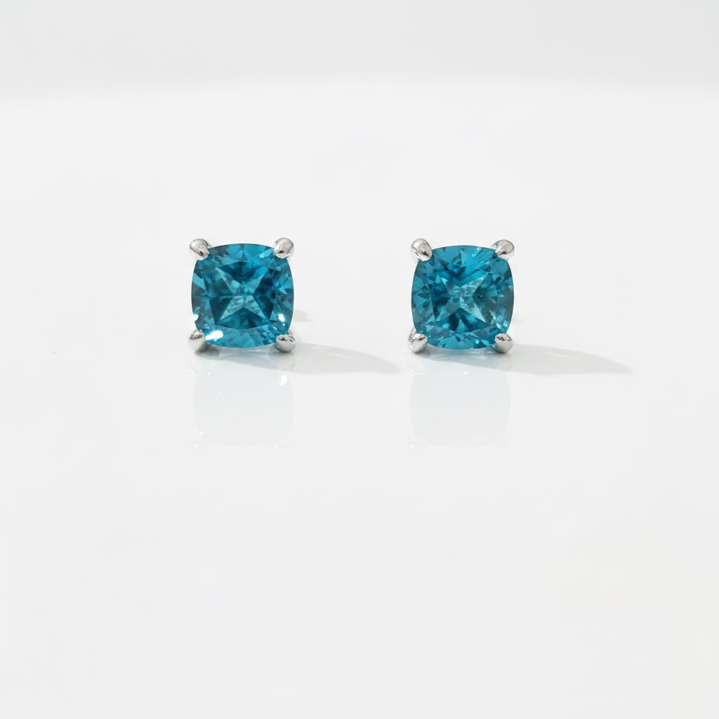 Orecchini a Lobo Ottagonali in Argento 925 con Cristallo Acquamare e Pavé Nascosto (9x9mm)