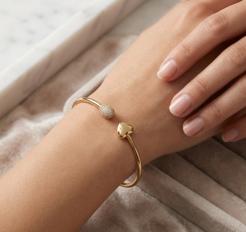 Bracciale Rigido "Love & Light" in Argento 925 Placcato Oro con Cuore e Pavé di Zirconi – Diametro 6 cm
