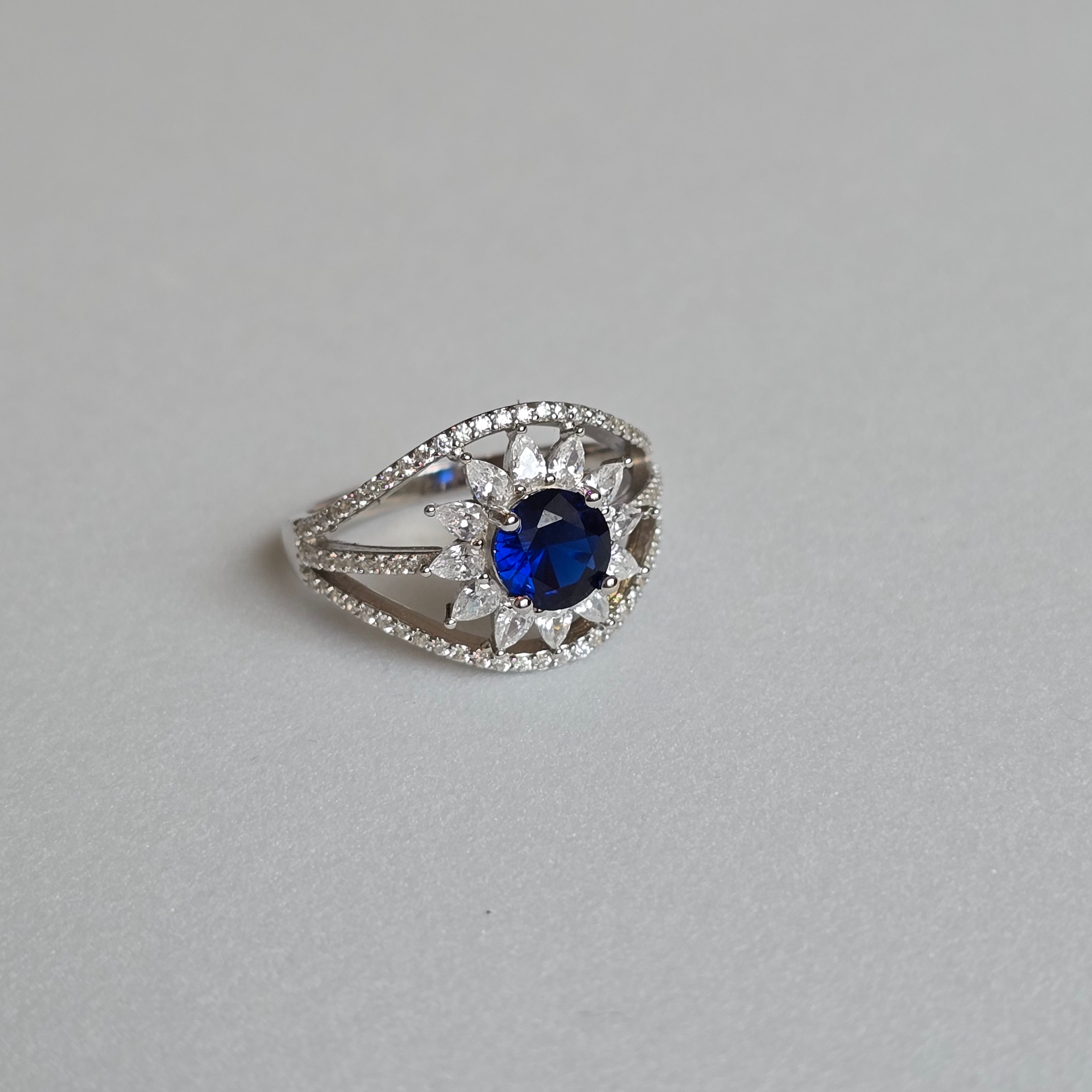 Zahra Ring in 925 Silver with Red Stone and Zircons