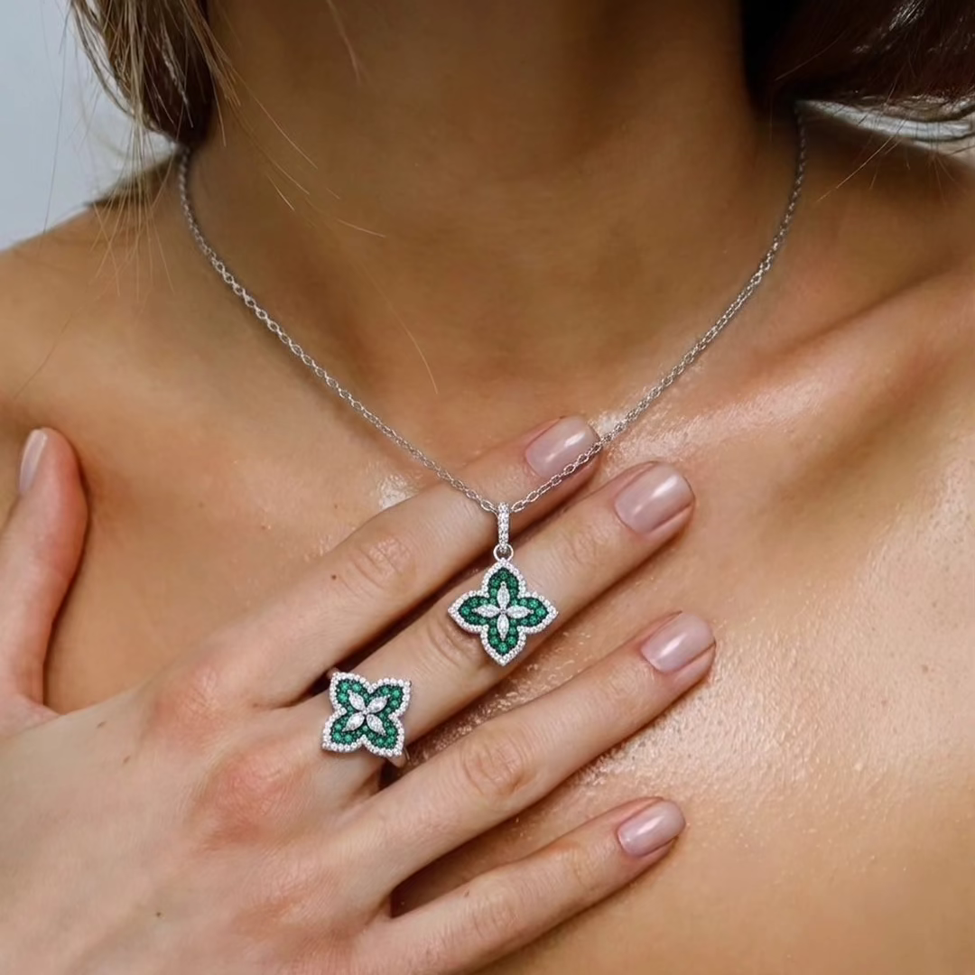 Collana Quadrifoglio Geometrico in Argento 925 – Zirconi Bianchi e Verdi