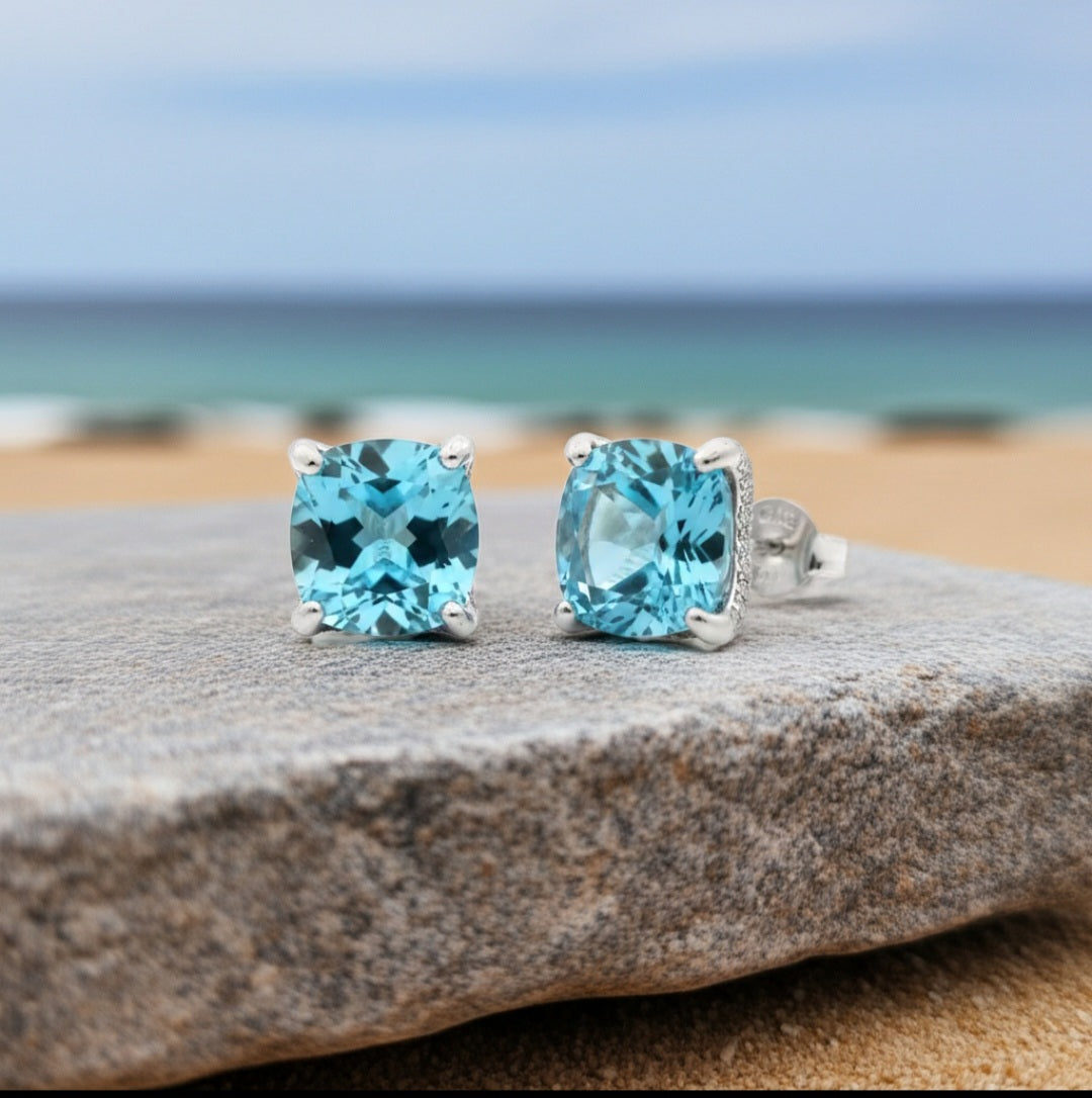 Orecchini a Lobo Ottagonali in Argento 925 con Cristallo Acquamare e Pavé Nascosto (9x9mm)