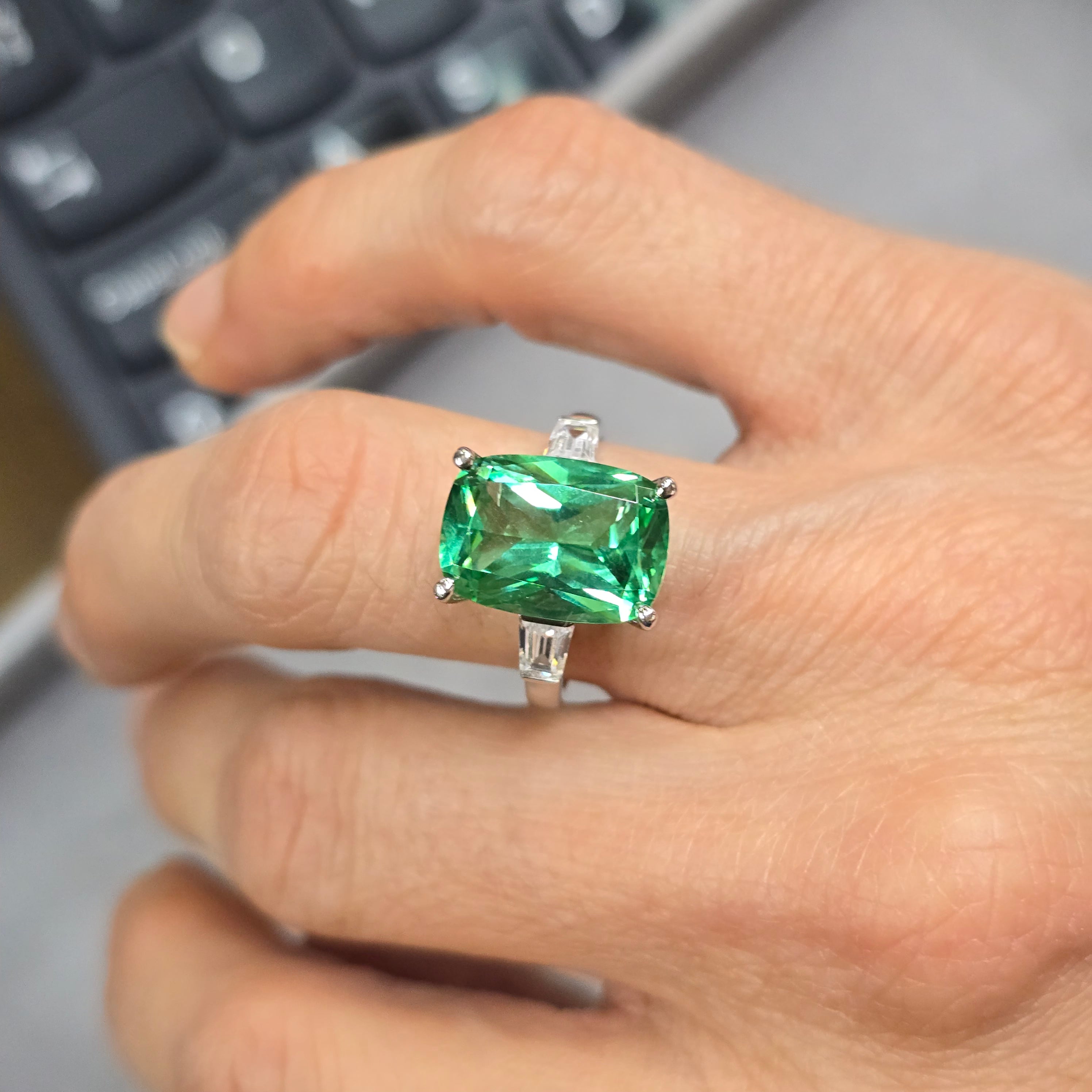 Anello Trilogy Geometrico in Argento 925 con Tormalina Verde Cushion e Trapezio