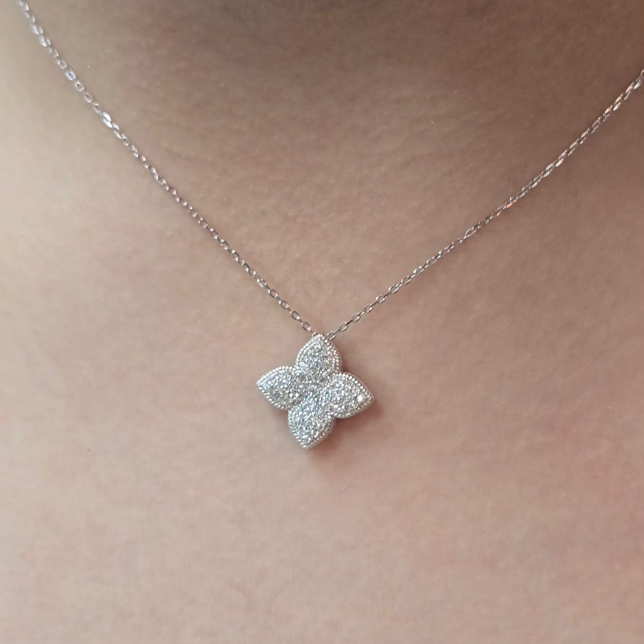Collana Quadrifoglio in Argento 925 e Zirconi – Eleganza Brillante