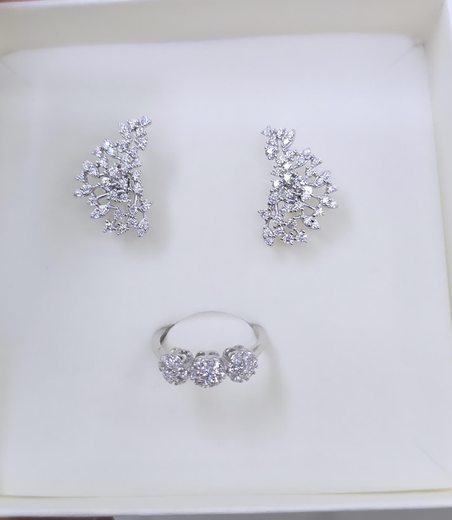 Orecchini a Lobo "Wings" in Argento 925 Placcato Oro con Zirconi Bianchi – 20×12 mm