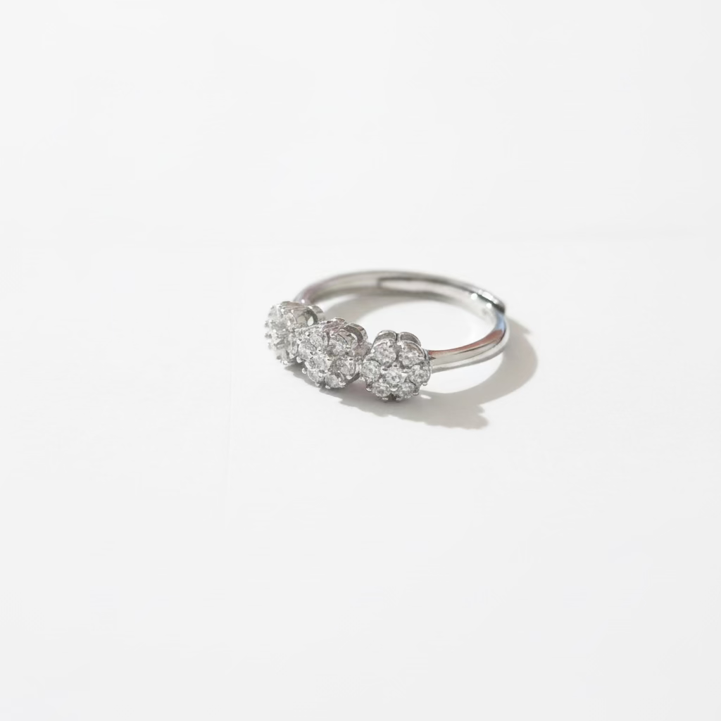 Anello Trilogy di Fiori in Argento 925 con Zirconi Bianchi - Misura Regolabile