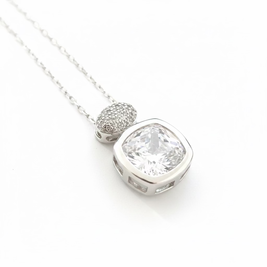 Collana Girocollo "Royal Duet" in Argento 925 con Pendente Cushion e Pavé