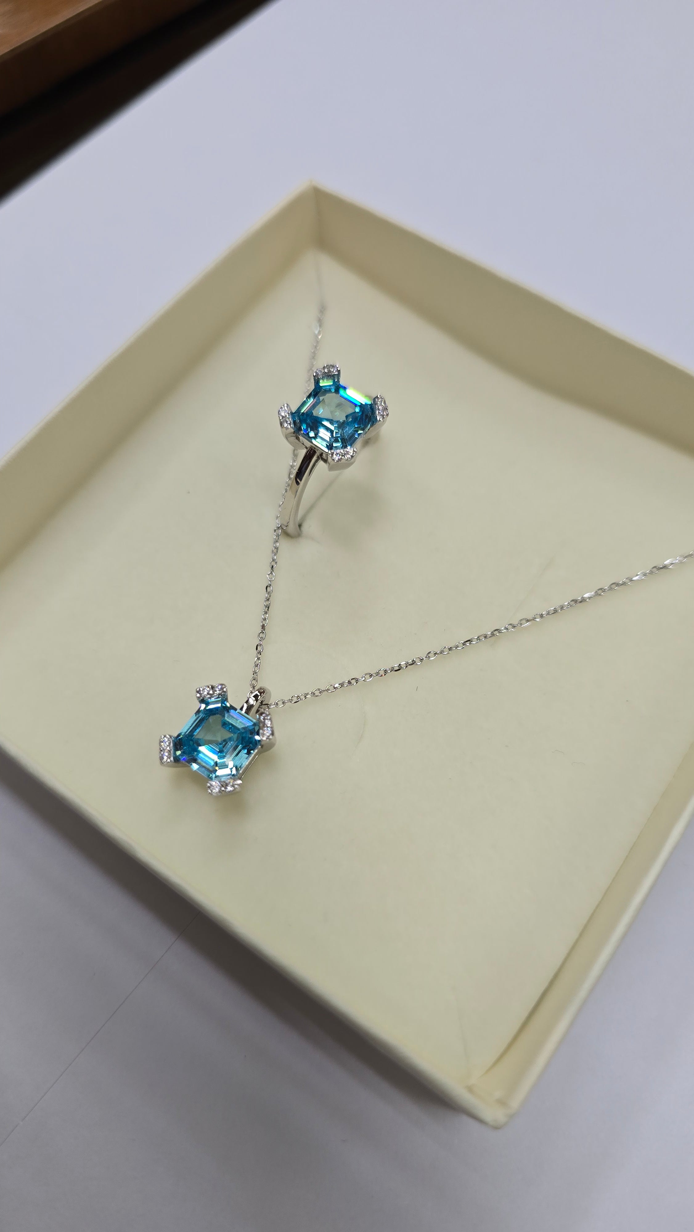 Collana Girocollo Geometrica in Argento 925 con Cristallo Acquamare 8x8mm